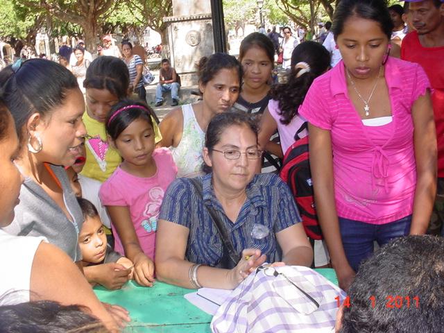 Marlene Urbina, apoyada por la jovencita Fabiola Roman